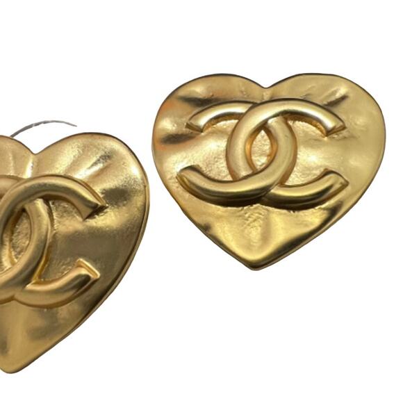Chanel CC Heart Earrings in Brushed Light Gold Finish Fall/Winter 2022 (CCXX020) - Picture 2 of 6